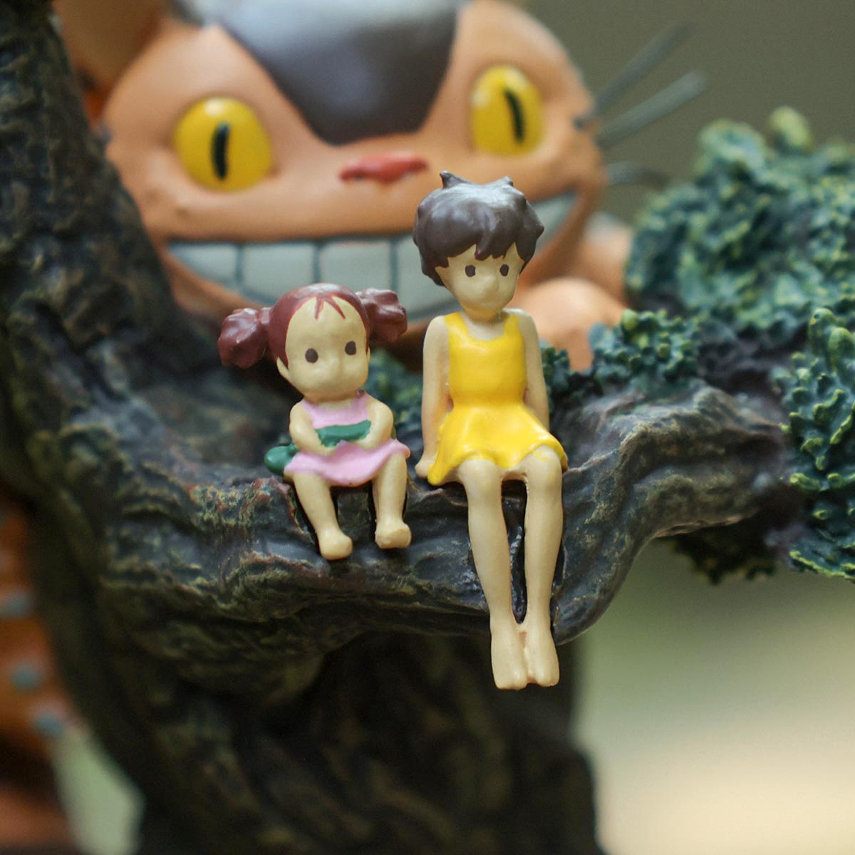 Diorama table clock Mei, Satsuki & Chatbus in the pine tree - My Neighbor Totoro
